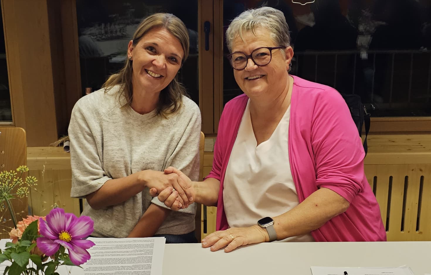 Neue Obfrau Nicole Schrottenbaum (links) und langjährige Obfrau Ruth Grasser-Vonier (rechts)